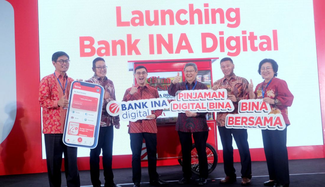 Kiri: Komisaris Independen Bank Ina Yohanes Santoso Wibowo, Perwakilan Salim Group Reginald Hamdani, Executive Director Salim Group Axton Salim, Direktur Utama Bank Ina Henry Koenaifi, Wakil Direktur Utama Bank Ina Yulius Purnama Junaedi dan Komisaris Utama Independen Bank Ina, Inawaty Handojo saat peluncuran Bank Ina Digital (Bina) di Smesco, Jakarta, Rabu (9/8). PT Bank Ina Perdana Tbk. (Bank Ina) luncurkan Bank Ina Digital (Bina), sebagai solusi layanan digital banking untuk pemberdayaan dan akselerasi bisnis UMKM di Indonesia. - JPNN.com