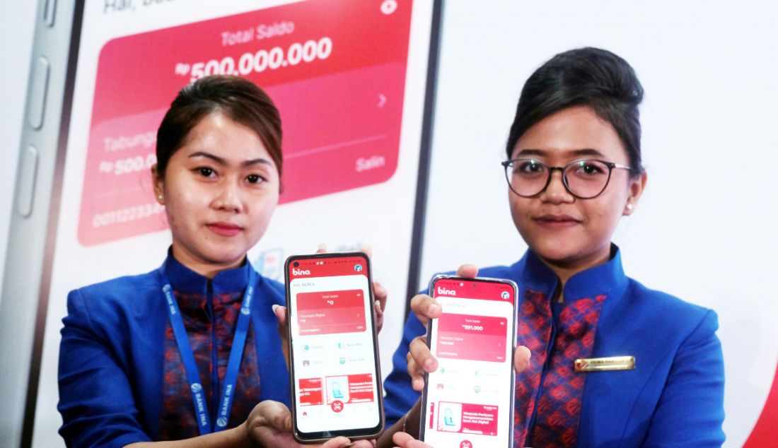 Pegawai menunjukkan aplikasi Bank INA saat peluncuran Bank Ina Digital (Bina) di Smesco, Jakarta, Rabu (9/8). PT Bank Ina Perdana Tbk. (Bank Ina) luncurkan Bank Ina Digital (Bina), sebagai solusi layanan digital banking untuk pemberdayaan dan akselerasi bisnis UMKM di Indonesia. - JPNN.com