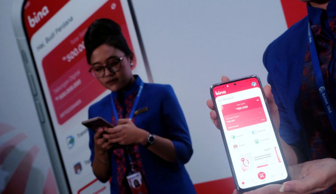 Pegawai menunjukkan aplikasi Bank INA saat peluncuran Bank Ina Digital (Bina) di Smesco, Jakarta, Rabu (9/8). PT Bank Ina Perdana Tbk. (Bank Ina) luncurkan Bank Ina Digital (Bina), sebagai solusi layanan digital banking untuk pemberdayaan dan akselerasi bisnis UMKM di Indonesia. - JPNN.com