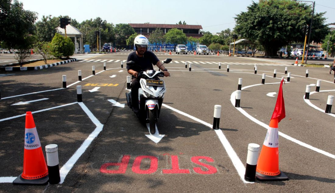 Peserta saat mencoba uji praktik SIM C formual baru di Satpas SIM Daan Mogot, Jakarta, Rabu (9/8). Polri mengganti materi ujian angka 8 dan zig-zag. - JPNN.com