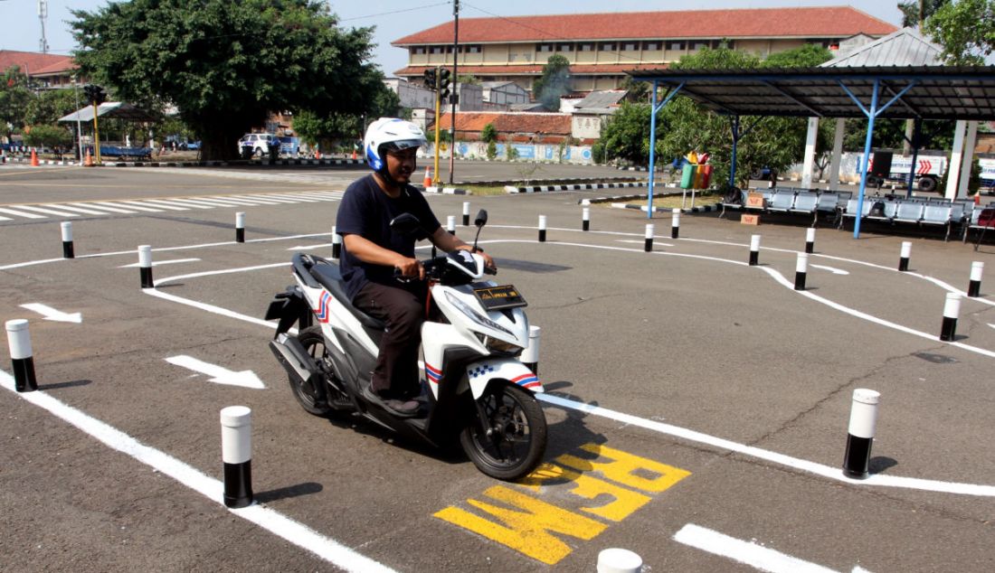 Peserta saat mencoba uji praktik SIM C formual baru di Satpas SIM Daan Mogot, Jakarta, Rabu (9/8). Polri mengganti materi ujian angka 8 dan zig-zag. - JPNN.com