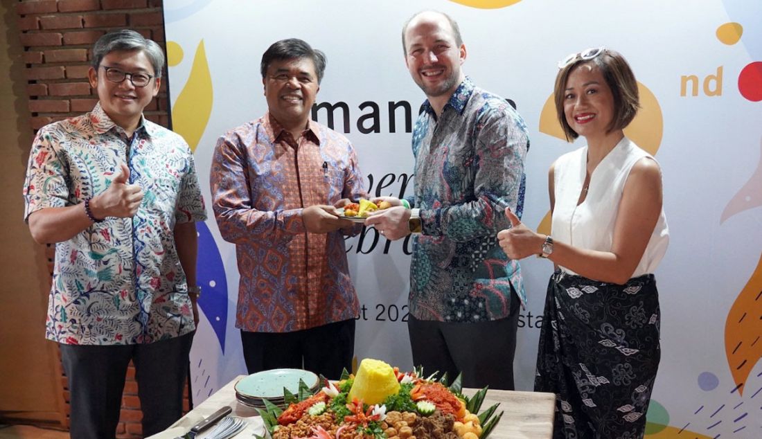 (Ki-ka) Direktur Penjualan, Pelayanan & Distribusi Adira Finance Niko Kurniawan, Direktur Utama Adira Finance Dewa Made Susila, Presiden Direktur & CEO Manulife Indonesia Ryan Charland, dan Chief Bancassurance Officer Manulife Indonesia Amy Gochuico dalam prosesi pemotongan tumpeng sebagai bentuk selebrasi perayaan produk Amandira tahun kedua di Jakarta, Rabu (9/8). Acara ini merupakan wujud syukur dan komitmen Manulife Indonesia dan Adira Finance dalam senantiasa melindungi lebih banyak nasabah di Indonesia. - JPNN.com