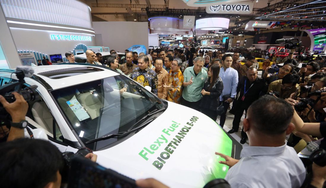 Menko Perekonomian Airlangga Hartarto mengunjungi booth mobil Toyota seusai pembukaan GIIAS 2023 di ICE BSD City, Kabupaten Tangerang, Banten, Kamis (10/8). - JPNN.com