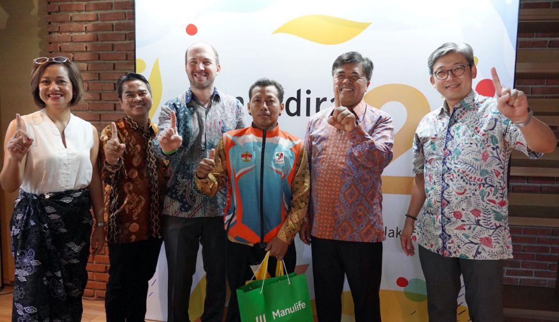 Presiden Direktur & CEO Manulife Indonesia Ryan Charland (ketiga dari kiri) dan Direktur Utama Adira Finance Dewa Made Susila (kedua dari kanan) beserta jajaran manajemen Manulife Indonesia serta Adira Finance menyerahkan tanda mata kepada Susiyanto di Jakarta, Rabu (9/8). Susiyanto merupakan nasabah Amandira yang ke 450 ribu. Hingga bulan Juli 2023, Amandira telah melindungi lebih dari 460 ribu nasabah. - JPNN.com