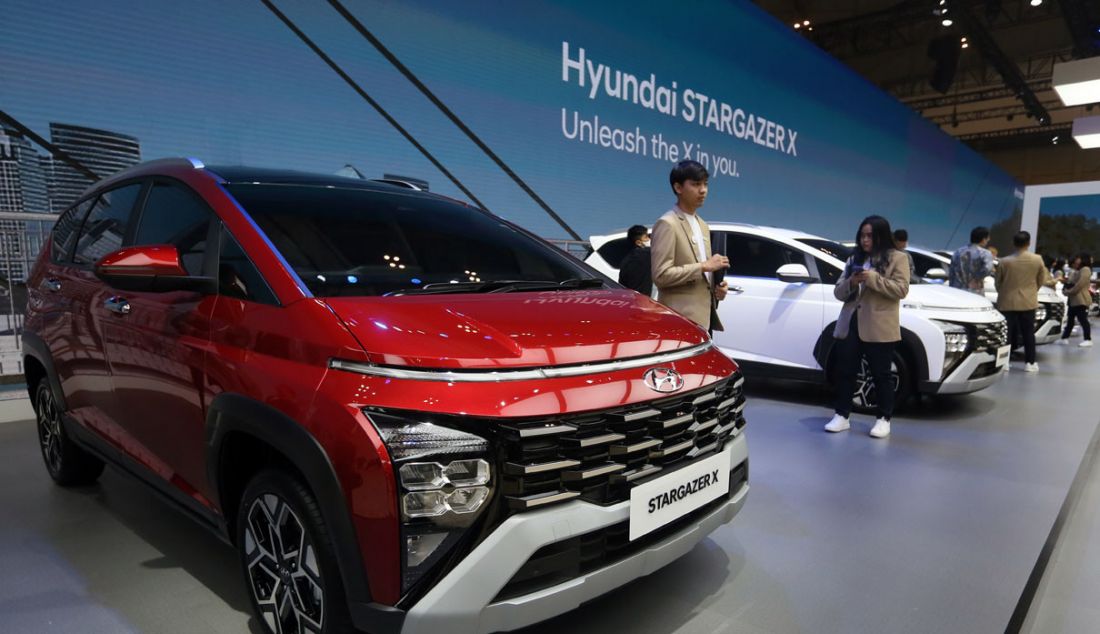 PT Hyundai Motors Indonesia (HMID) menghadirkan Hyundai Stargazer X dalam pameran otomotif Gaikindo Indonesia International Auto Show atau GIIAS 2023 di ICE BSD City, Kabupaten Tangerang, Banten, Kamis (10/8). Stargazer X merupakan jenis mobil crossover serbaguna yang memberikan pengalaman mobilitas yang mengasyikkan, sambil juga menawarkan berbagai fitur canggih untuk mendukung gaya hidup sehari-hari dan kebutuhan masyarakat Indonesia dan dibandrol dengan harga Rp 325,6 juta. - JPNN.com