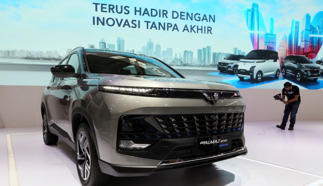 PT SGWM Motor Indonesia (Wuling Motors) menghadirkan Wuling Almaz RS Hybrid dalam pameran otomotif Gaikindo Indonesia International Auto Show atau GIIAS 2023 di ICE BSD City, Kabupaten Tangerang, Banten, Kamis (10/8). - JPNN.com