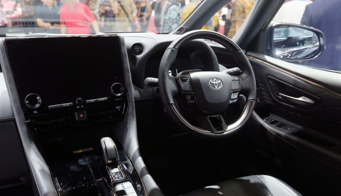 PT Toyota Astra Motor (TAM) menghadirkan All New Alphard Hybrid Electric Vehicle (HEV) dalam pameran otomotif Gaikindo Indonesia International Auto Show atau GIIAS 2023 di ICE BSD City, Kabupaten Tangerang, Banten, Kamis (10/8). Mobil premium ramah lingkungan ini dibanderol dengan harga Rp 1,6 miliar. - JPNN.com