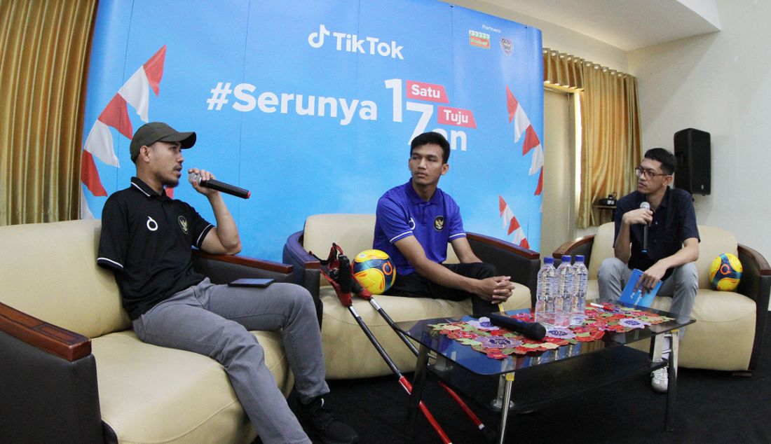 Atlet sepak bola amputasi Indonesia, Agung Rizki Satria (tengah), Waketum PSAI Junaidi Abdillah (kiri) dan Creator Partnership Manager, Sports Category Rasyid Hidayat seusai sharing session Pejuang Prestasi yang digelar oleh TikTok, Jakarta, Minggu (13/8). Kegiatan ini merupakan bagian dari kampanye #Serunya17an milik TikTok dalam rangka perayaan HUT RI yang ke-78. - JPNN.com