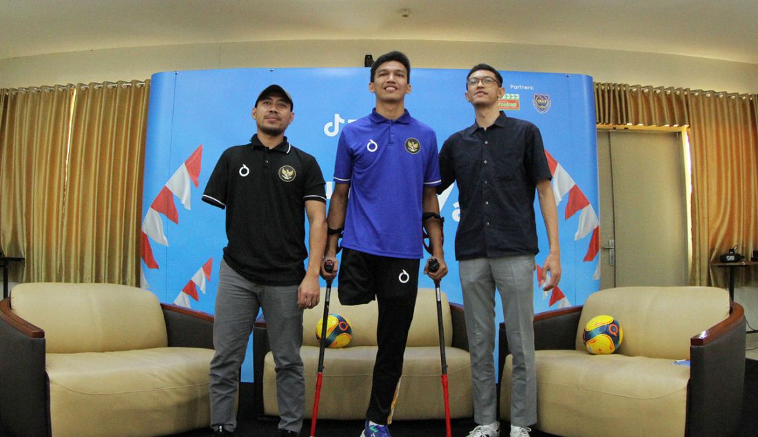 Atlet sepak bola amputasi Indonesia, Agung Rizki Satria (tengah), Waketum PSAI Junaidi Abdillah (kiri) dan Creator Partnership Manager, Sports Category Rasyid Hidayat seusai sharing session Pejuang Prestasi yang digelar oleh TikTok, Jakarta, Minggu (13/8). Kegiatan ini merupakan bagian dari kampanye #Serunya17an milik TikTok dalam rangka perayaan HUT RI yang ke-78. - JPNN.com