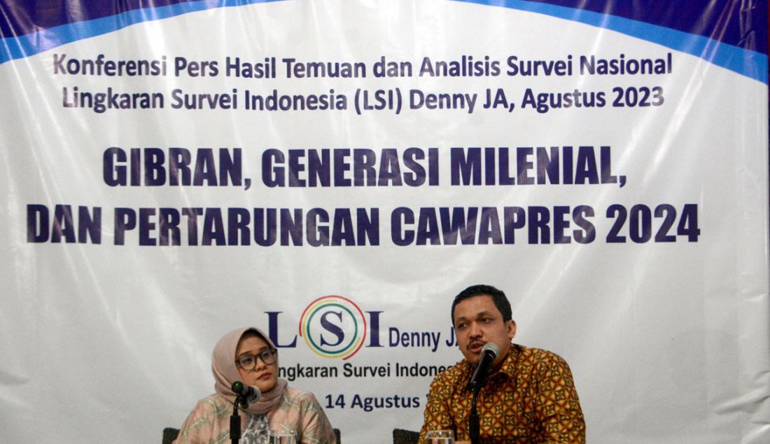 Peneliti senior LSI Denny JA, Ardian Sopa (kanan) didampingi moderator Fitri Hari saat menyampaikan temuan dan analisis Survei Nasional bertajuk 