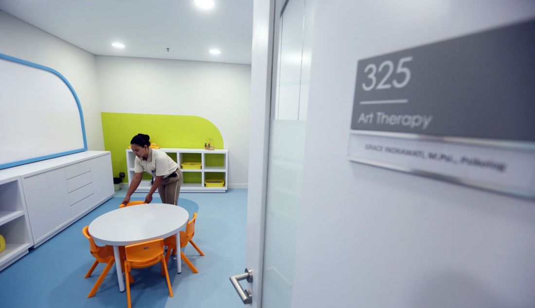 Petugas merapikan ruangan saat peluncuran dua klinik layanan kesehatan Jakarta Children’s Growth Center (JCGC) dan Jakarta Adult Psychology Center (JAPC) di Gedung St. Moritz Education Building, Kawasan Lippo Mall Puri Indah, Jakarta Barat, Senin (14/8). - JPNN.com