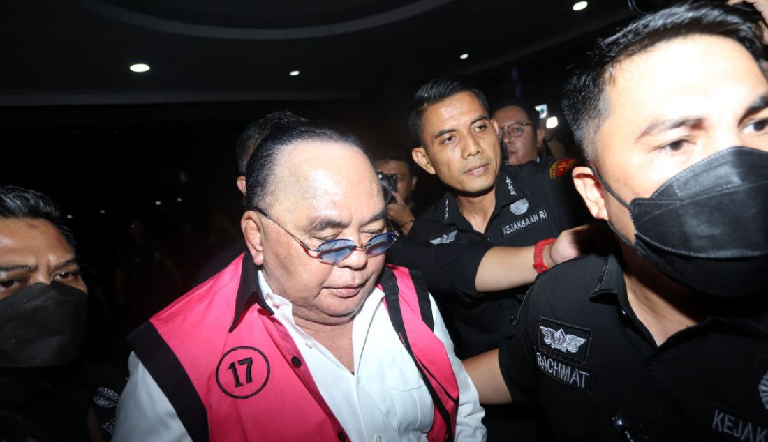 Anggota Komisi I DPR Ismail Thomas seusai menjalani pemeriksaan di Gedung Bundar Jampidsus, Jakarta, Selasa (15/8). Kejaksaan menahan Ismail Thomas terkait kasus dugaan korupsi penerbitan dokumen perizinan pertambangan PT Sendawar Jaya. - JPNN.com