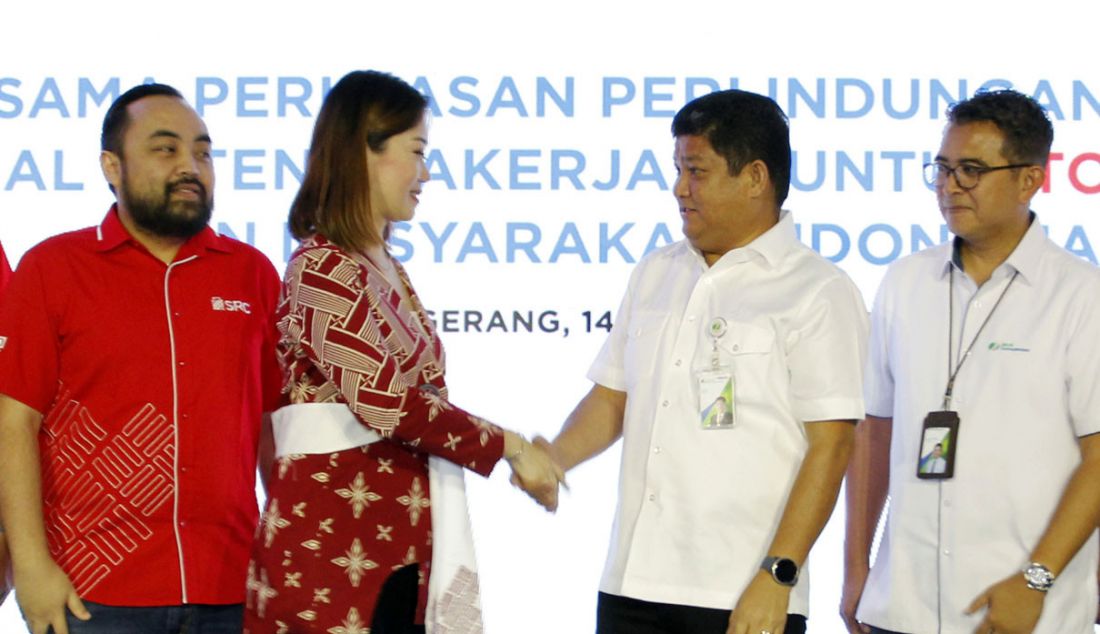 Direktur Kepesertaan BPJS Ketenagakerjaan Zainudin (kedua kanan) dan Direktur PT SRC Indonesia Sembilan Rima Tanago (kedua kiri) saat peresmian kerja sama, Tangerang, Senin (14/8). - JPNN.com