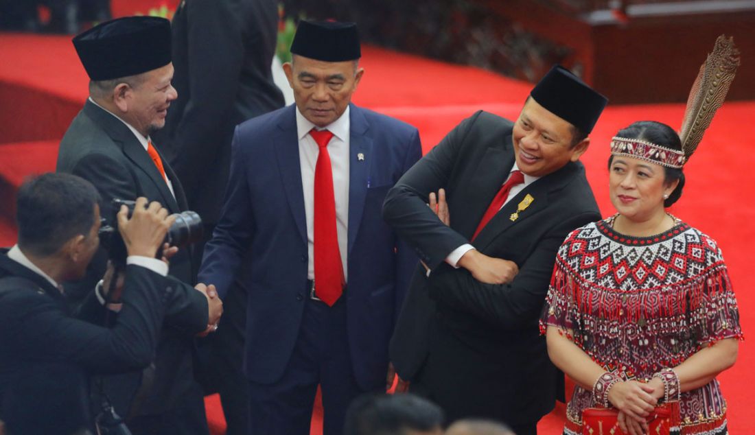 Ketua DPR Puan Maharani (kanan) dan Ketua MPR Bambang Soesatyo (kedua kanan) berpose di sela Sidang Tahunan MPR dan Sidang Bersama DPR - DPD Tahun 2023 di Gedung Nusantara, Kompleks Parlemen, Senayan, Jakarta, Rabu (16/8). - JPNN.com