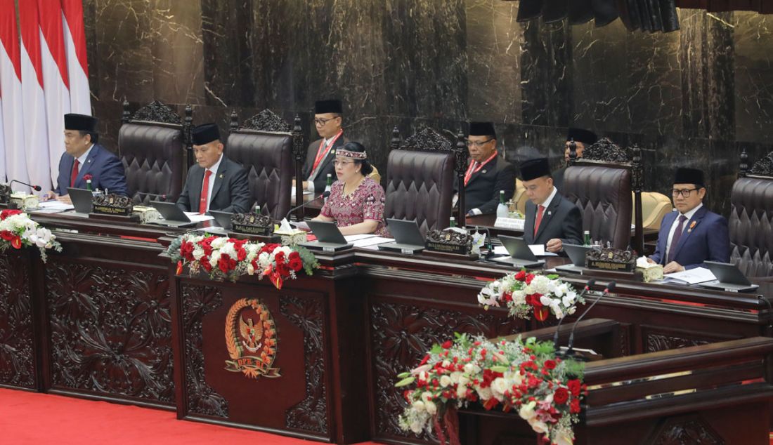 Ketua DPR Puan Maharani (tengah) memimpin rapat Paripurna DPR pembukaan masa persidangan I DPR tahun sidang 2023-2024 di Gedung Nusantara, Kompleks Parlemen, Senayan, Jakarta, Rabu (16/8). - JPNN.com