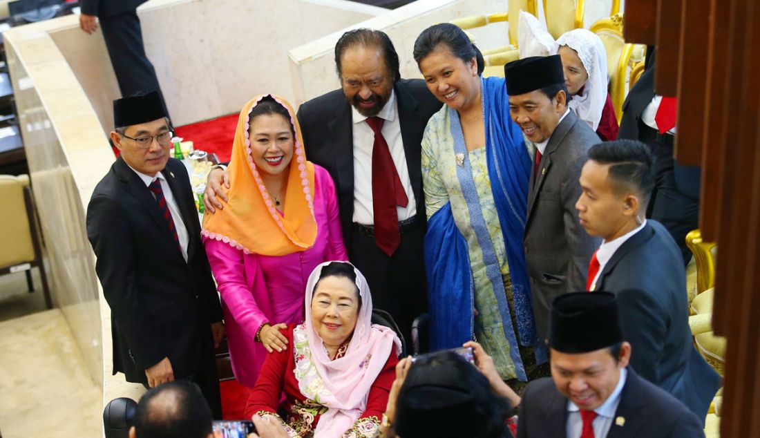 Ketua Umum Partai Nasdem Surya Paloh saat berfoto bersama dengan istri almarhum Gus Dur Sinta Nuriyah seusai Sidang Tahunan MPR dan Sidang Bersama DPR - DPD Tahun 2023 di Gedung Nusantara, Kompleks Parlemen, Senayan, Jakarta, Rabu (16/8). - JPNN.com