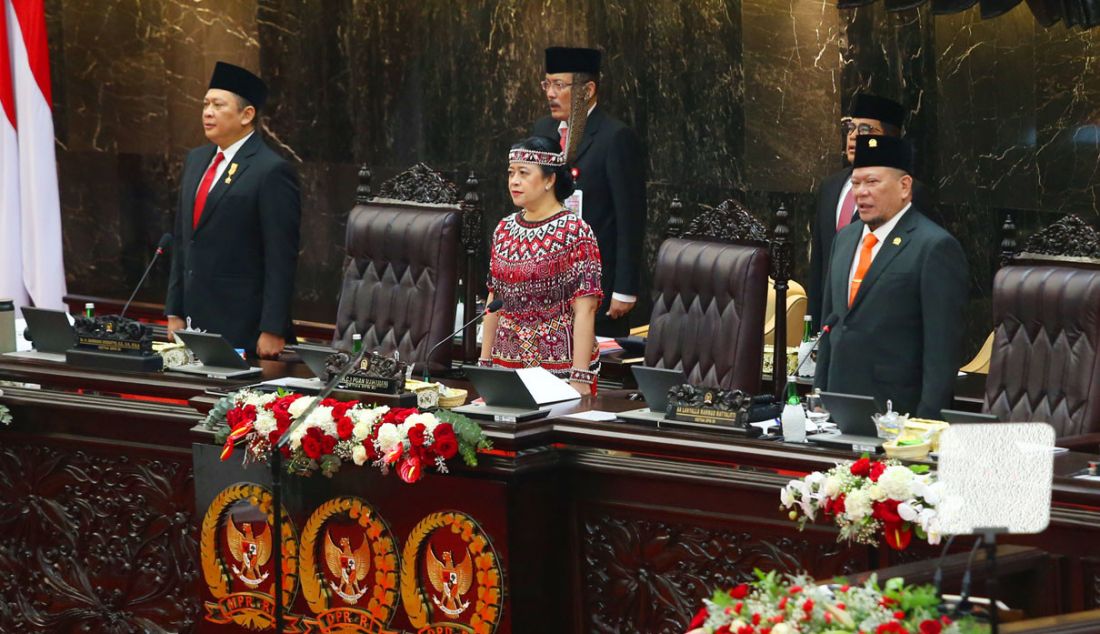 kiri : Ketua MPR Bambang Soesatyo, Ketua DPR Puan Maharani dan Ketua DPD Ketua DPD RI La Nyalla Mattalitti memimpin Sidang Tahunan MPR dan Sidang Bersama DPR - DPD Tahun 2023 di Gedung Nusantara, Kompleks Parlemen, Senayan, Jakarta, Rabu (16/8). - JPNN.com