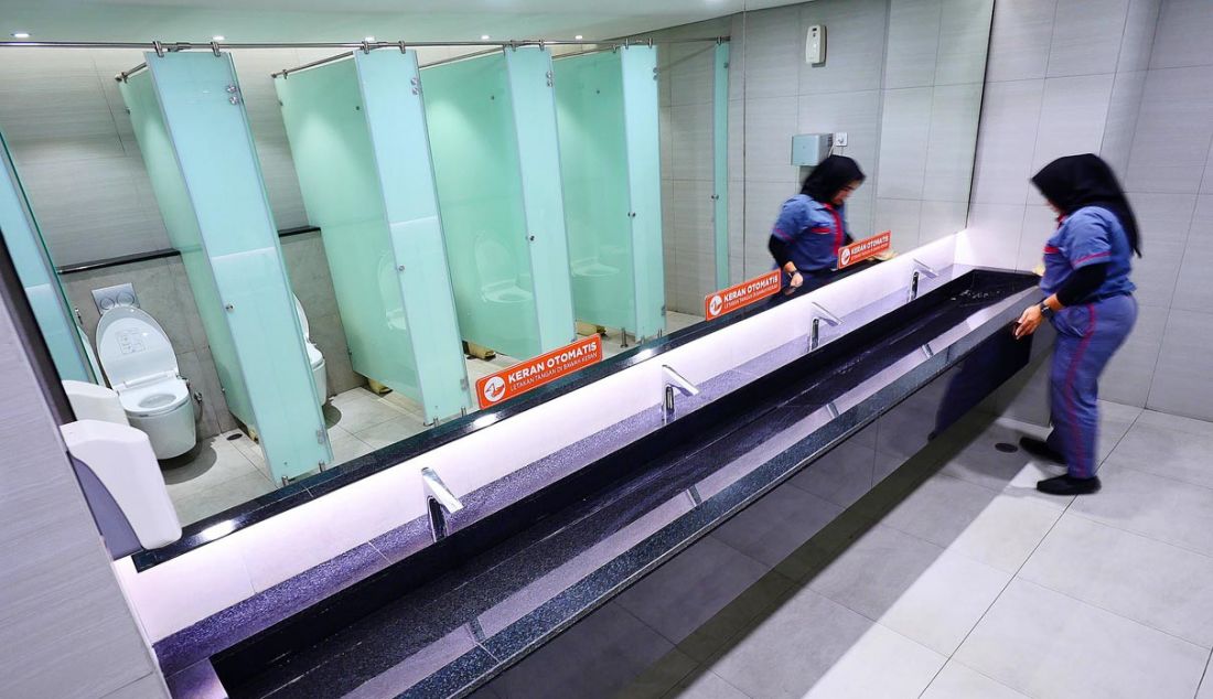 Petugas membersihkan toilet umum di Bandung Indah Plaza (BIP), Bandung, Jawa Barat, Rabu (16/8). - JPNN.com