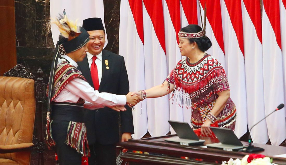 Presiden Joko Widodo bersalaman Ketua DPR Puan Maharani disaksikan Ketua MPR Bambang Soesatyo seusai Sidang Tahunan MPR dan Sidang Bersama DPR - DPD Tahun 2023 di Gedung Nusantara, Kompleks Parlemen, Senayan, Jakarta, Rabu (16/8). - JPNN.com