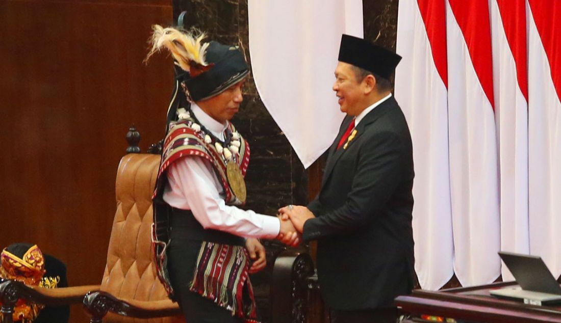 Presiden Joko Widodo bersalaman Ketua MPR Bambang Soesatyo seusai Sidang Tahunan MPR dan Sidang Bersama DPR - DPD Tahun 2023 di Gedung Nusantara, Kompleks Parlemen, Senayan, Jakarta, Rabu (16/8). - JPNN.com