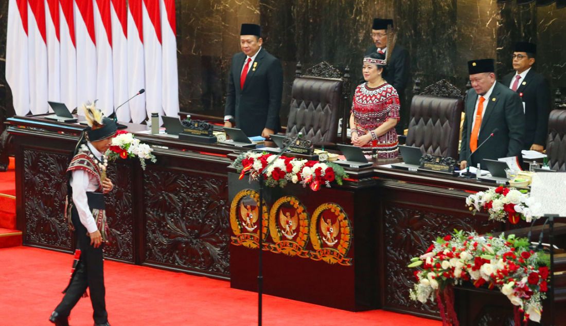 Presiden Joko Widodo (kiri depan) memberikan hormat kepada Ketua MPR Bambang Soesatyo, Ketua DPR Puan Maharani dan Ketua DPD Ketua DPD RI La Nyalla Mattalitti saat Sidang Tahunan MPR dan Sidang Bersama DPR - DPD Tahun 2023 di Gedung Nusantara, Kompleks Parlemen, Senayan, Jakarta, Rabu (16/8). - JPNN.com