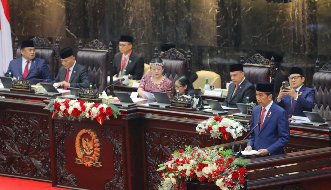 Presiden Joko Widodo menyampaikan pidato pengantar RUU tentang APBN tahun anggaran 2024 beserta nota keuangannya pada rapat Paripurna DPR pembukaan masa persidangan I DPR tahun sidang 2023-2024 di Gedung Nusantara, Kompleks Parlemen, Senayan, Jakarta, Rabu (16/8). - JPNN.com