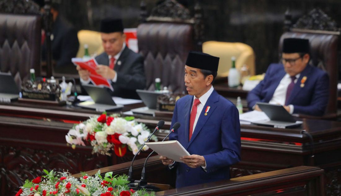 Presiden Joko Widodo menyampaikan pidato pengantar RUU tentang APBN tahun anggaran 2024 beserta nota keuangannya pada rapat Paripurna DPR pembukaan masa persidangan I DPR tahun sidang 2023-2024 di Gedung Nusantara, Kompleks Parlemen, Senayan, Jakarta, Rabu (16/8). - JPNN.com