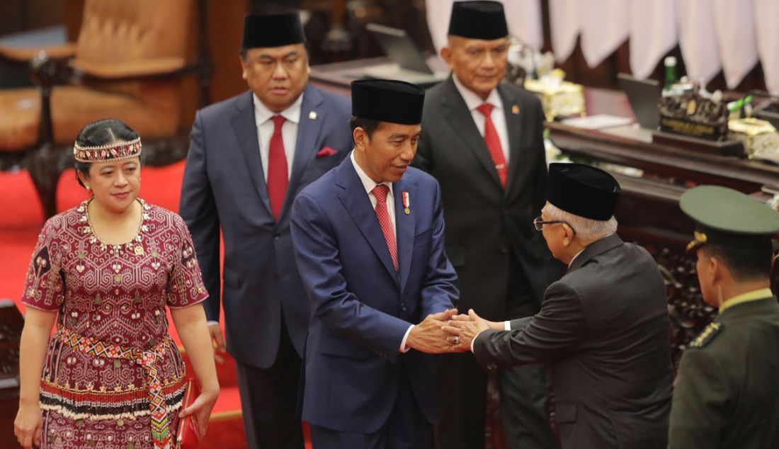 Presiden Joko Widodo saat bersalaman dengan Wapres Ma'ruf Amin didampingi Ketua DPR Puan Maharani, Wakil Ketua DPR Rachmat Gobel dan Lodewijk F Paulus pada pembukaan masa persidangan I DPR tahun sidang 2023-2024 di Gedung Nusantara, Kompleks Parlemen, Senayan, Jakarta, Rabu (16/8). - JPNN.com