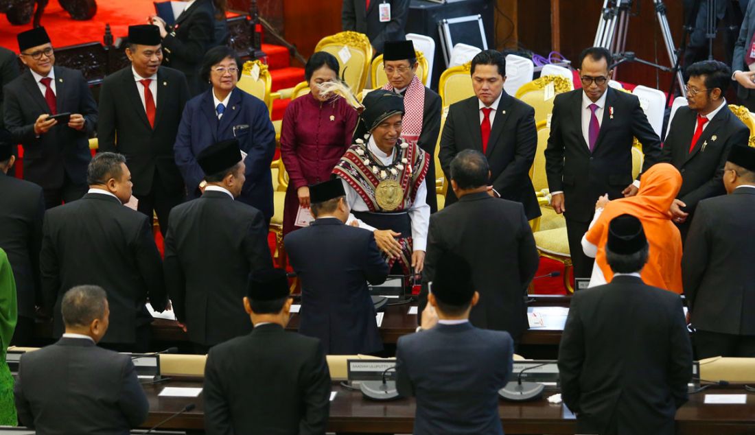 Presiden Joko Widodo saat menyalami sejumlah anggota DPR seusai Sidang Tahunan MPR dan Sidang Bersama DPR - DPD Tahun 2023 di Gedung Nusantara, Kompleks Parlemen, Senayan, Jakarta, Rabu (16/8). - JPNN.com