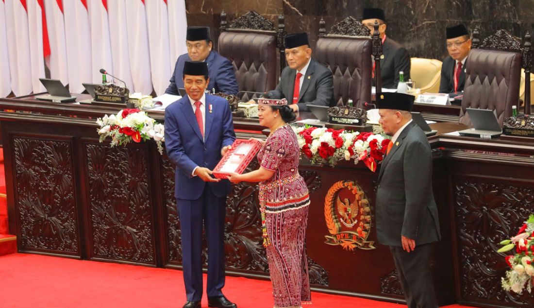 Presiden Joko Widodo saat menyerahkan Rancangan Anggaran Pendapatan dan Belanja Negara (RAPBN) 2024 beserta Nota Keuangannya kepada Ketua DPR Puan Maharani (tengah) dan didampingi Ketua DPD La Nyalla Mattalitti pada rapat Paripurna DPR pembukaan masa persidangan I DPR tahun sidang 2023-2024 di Gedung Nusantara, Kompleks Parlemen, Senayan, Jakarta, Rabu (16/8). - JPNN.com