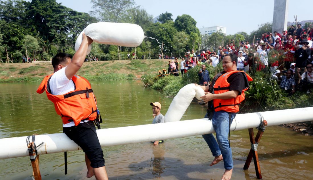 Bakal calon presiden dari Koalisi Perubahan Anies Baswedan (kanan) mengikuti lomba gebuk bantal di Waduk Lebak Bulus, Cilandak, Jakarta Selatan, Kamis (17/8). Anies Baswedan mengikuti perlombaan tarik tambang dan gebuk bantal bersama warga sekitar guna menyemarakkan peringatan HUT ke-78 Kemerdekaan RI. - JPNN.com