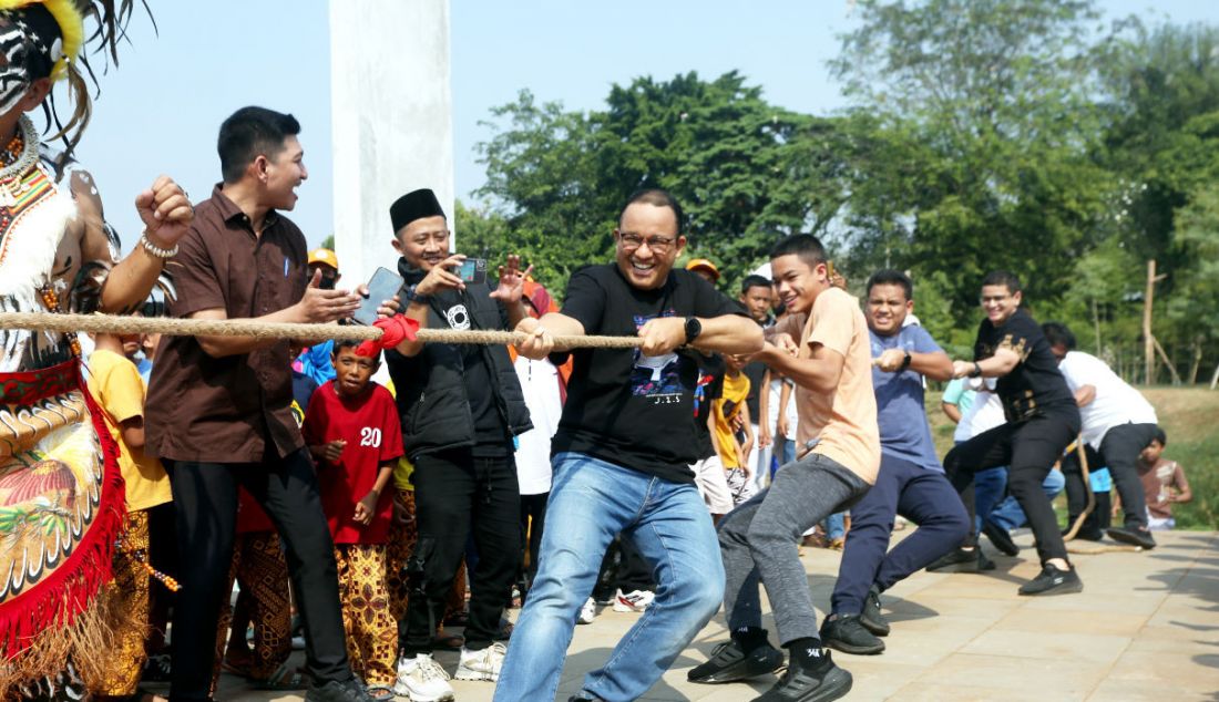 Bakal calon presiden dari Koalisi Perubahan Anies Baswedan (kanan) mengikuti lomba tarik tambang di Waduk Lebak Bulus, Cilandak, Jakarta Selatan, Kamis (17/8). Anies Baswedan mengikuti perlombaan tarik tambang dan gebuk bantal bersama warga sekitar guna menyemarakkan peringatan HUT ke-78 Kemerdekaan RI. - JPNN.com