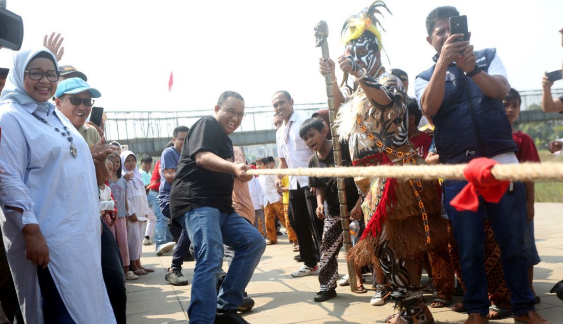 Bakal calon presiden dari Koalisi Perubahan Anies Baswedan (kanan) mengikuti lomba tarik tambang di Waduk Lebak Bulus, Cilandak, Jakarta Selatan, Kamis (17/8). Anies Baswedan mengikuti perlombaan tarik tambang dan gebuk bantal bersama warga sekitar guna menyemarakkan peringatan HUT ke-78 Kemerdekaan RI. - JPNN.com