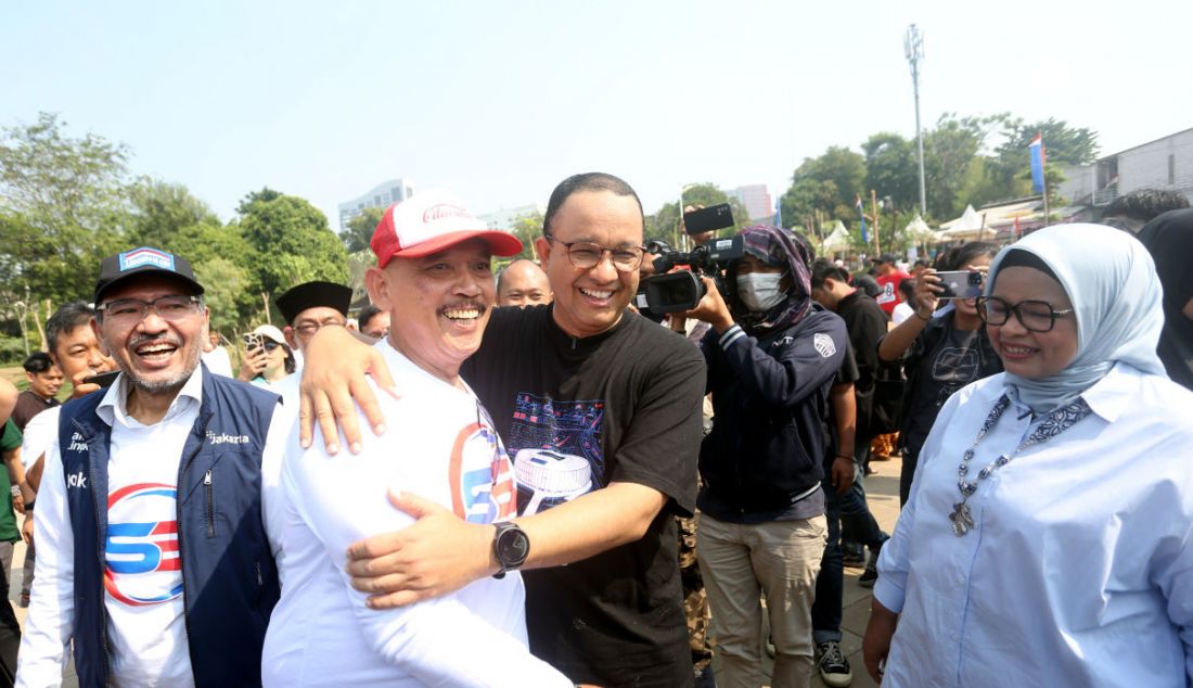 Bakal calon presiden dari Koalisi Perubahan Anies Baswedan seusai mengikuti lomba tarik tambang di Waduk Lebak Bulus, Cilandak, Jakarta Selatan, Kamis (17/8). Anies Baswedan mengikuti perlombaan tarik tambang dan gebuk bantal bersama warga sekitar guna menyemarakkan peringatan HUT ke-78 Kemerdekaan RI. - JPNN.com