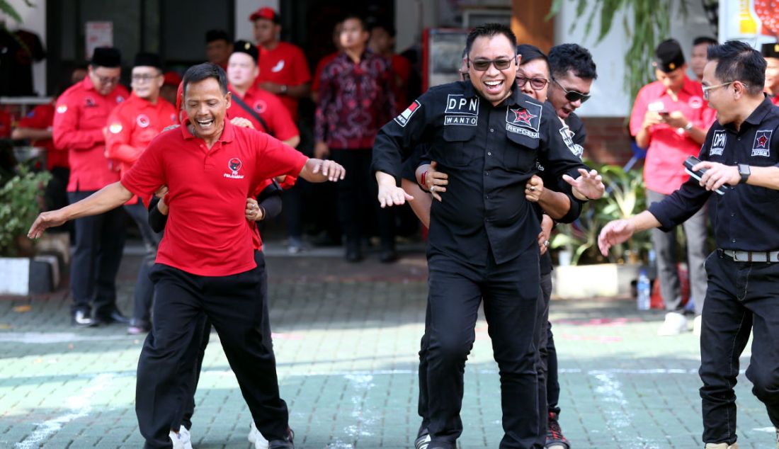 Sejumlah kader PDI Perjuangan mengikuti perlombaan agustusan seusai upacara HUT ke-78 RI di Sekolah Partai PDI Perjuangan, Lenteng Agung, Jakarta, Kamis (17/8). - JPNN.com