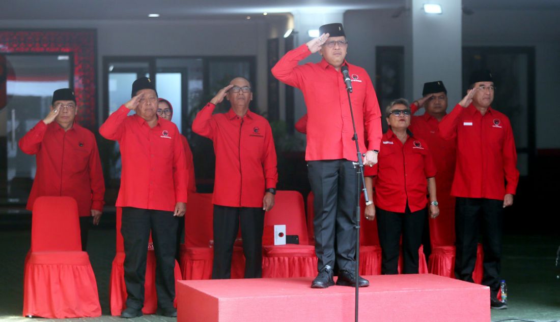 Sekjen PDI Perjuangan Hasto Kristyanto memimpin upacara HUT ke-78 RI di Sekolah Partai PDI Perjuangan, Lenteng Agung, Jakarta, Kamis (17/8). - JPNN.com