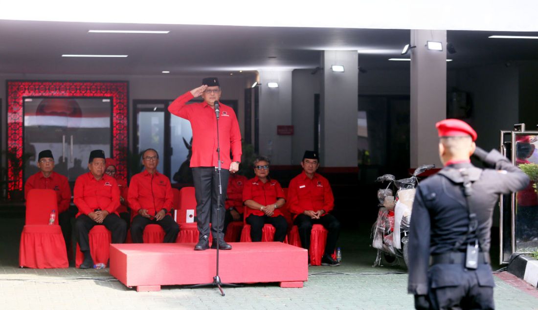 Sekjen PDI Perjuangan Hasto Kristyanto saat pemimpin upacara HUT ke-78 RI di Sekolah Partai PDI Perjuangan, Lenteng Agung, Jakarta, Kamis (17/8). - JPNN.com