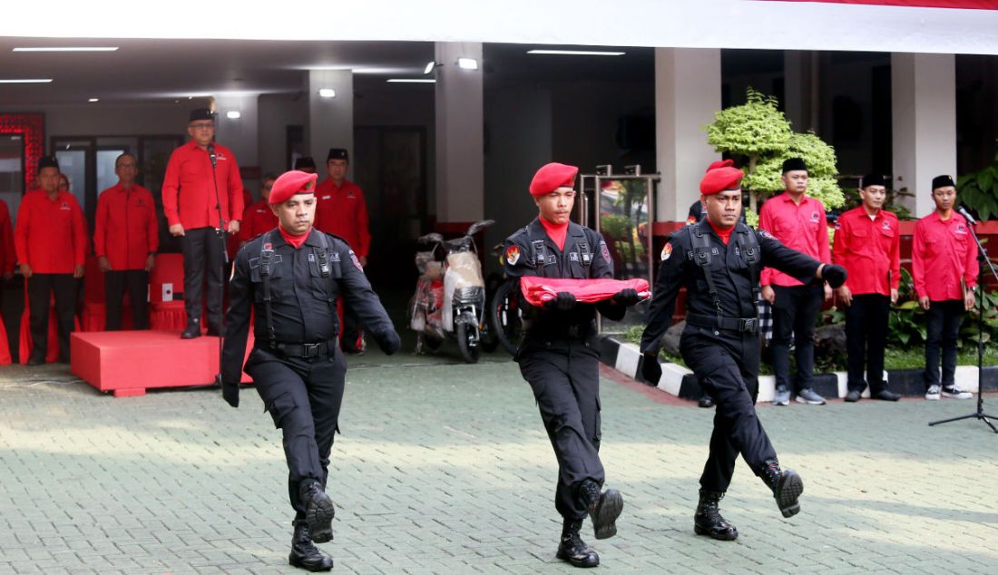 Sekjen PDI Perjuangan Hasto Kristyanto saat pemimpin upacara HUT ke- 78 RI di Sekolah Partai PDI Perjuangan, Lenteng Agung, Jakarta, Kamis (17/8). - JPNN.com