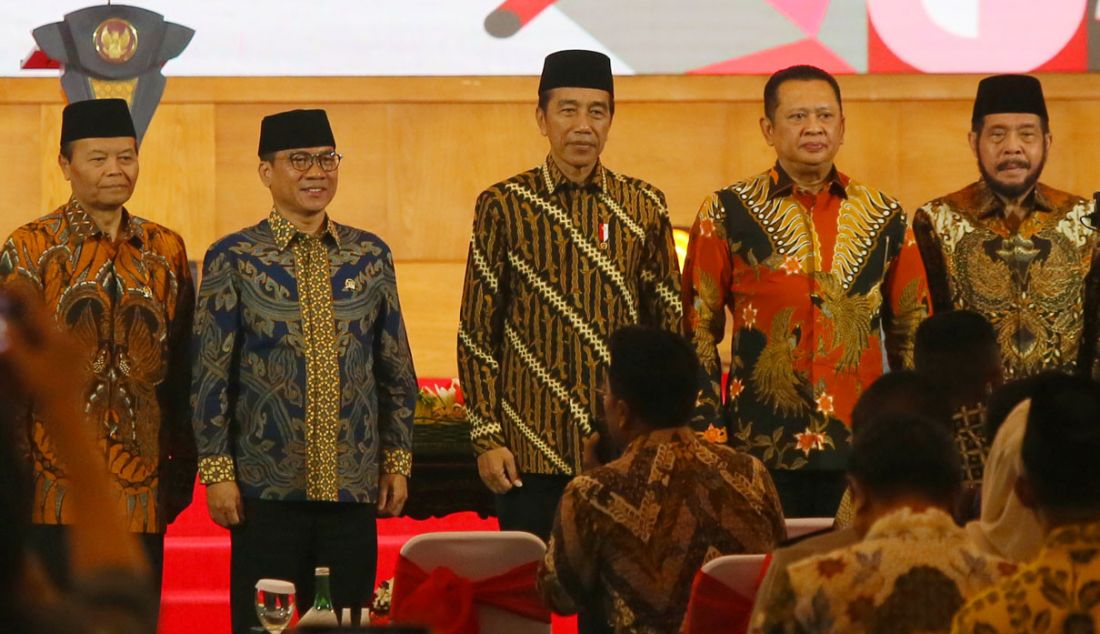 Presiden Joko Widodo bersama Ketua MPR Bambang Soesatyo, Wakil Ketua MPR Hidayat Nur Wahid, Wakil Ketua MPR Yandri Susanto dan Ketua MK Anwar Usman berfoto bersama seusai Peringatan Hari Konstitusi dan HUT Ke-78 MPR RI dengan tema Pemilu 2024: Mewujudkan Demokrasi Konstitusional yang Mempersatukan Bangsa di Gedung Nusantara IV MPR/DPR/DPD, Jakarta, Jumat (18/8). - JPNN.com