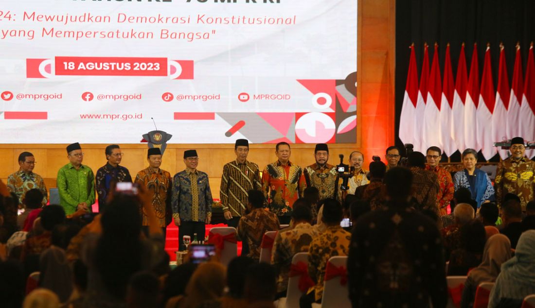 Presiden Joko Widodo bersama Ketua MPR Bambang Soesatyo, Wakil Ketua MPR dan sejumlah Menteri Kabinet Indonesia Maju berfoto bersama seusai Peringatan Hari Konstitusi dan HUT Ke-78 MPR RI dengan tema Pemilu 2024: Mewujudkan Demokrasi Konstitusional yang Mempersatukan Bangsa di Gedung Nusantara IV MPR/DPR/DPD, Jakarta, Jumat (18/8). - JPNN.com