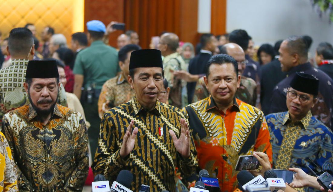 Presiden Joko Widodo didampingi Ketua MPR Bambang Soesatyo, Wakil Ketua MPR Yandri Susanto dan Ketua MK Anwar Usman memberikan keterangan pers seusai Peringatan Hari Konstitusi dan HUT Ke-78 MPR RI dengan tema Pemilu 2024: Mewujudkan Demokrasi Konstitusional yang Mempersatukan Bangsa di Gedung Nusantara IV MPR/DPR/DPD, Jakarta, Jumat (18/8). - JPNN.com