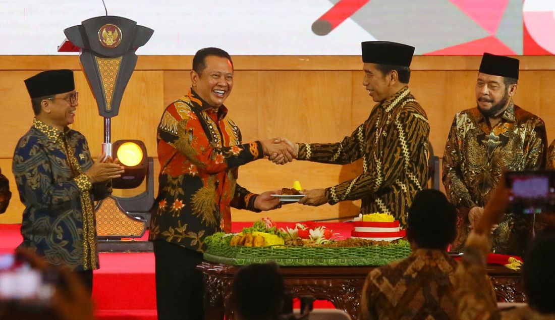 Presiden Joko Widodo memberikan tumpeng kepada Ketua MPR Bambang Soesatyo pada Peringatan Hari Konstitusi dan HUT Ke-78 MPR RI dengan tema Pemilu 2024: Mewujudkan Demokrasi Konstitusional yang Mempersatukan Bangsa di Gedung Nusantara IV MPR/DPR/DPD, Jakarta, Jumat (18/8). - JPNN.com