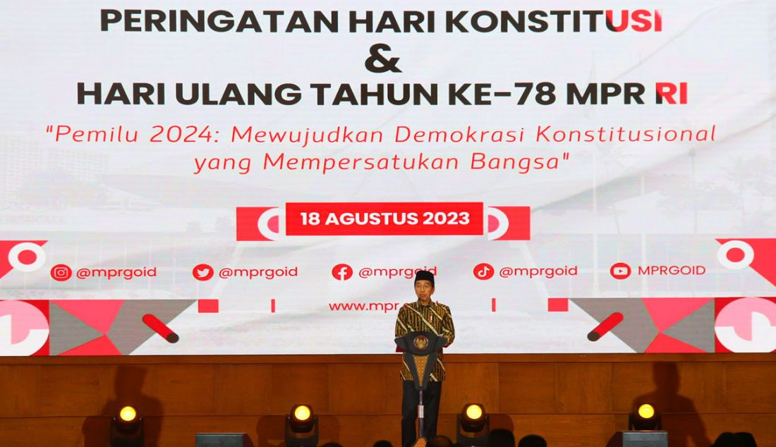 Presiden Joko Widodo saat memberikan pidato pada Peringatan Hari Konstitusi dan HUT Ke-78 MPR RI dengan tema Pemilu 2024: Mewujudkan Demokrasi Konstitusional yang Mempersatukan Bangsa di Gedung Nusantara IV MPR/DPR/DPD, Jakarta, Jumat (18/8). - JPNN.com