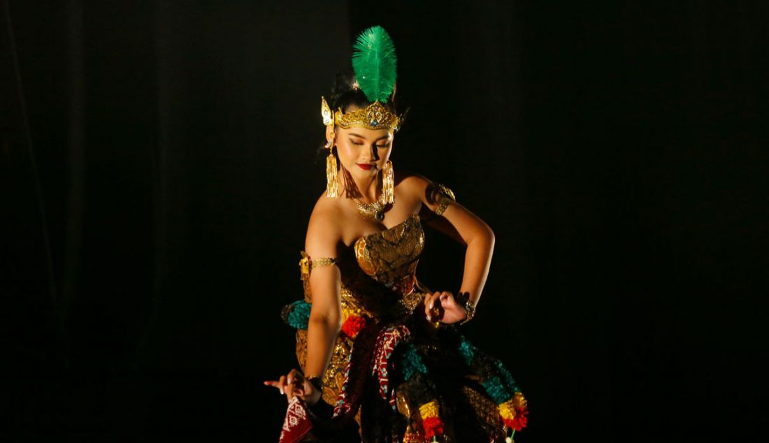 Sejumlah seniman saat Pagelaran Sabang Merauke ‘Pahlawan Nusantara’ di JIExpo Theatre, Jakarta, Jumat (18/8). Lebih dari 300 seniman lintas generasi dari beragam profesi akan menyemarakkan pertunjukan kolosal yang digagas iForte dan BCA tersebut, yang digelar pada 18-20 Agustus. - JPNN.com