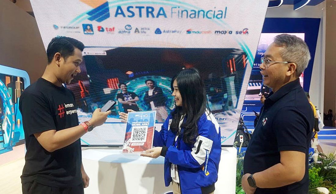 CEO SEVA Handoko Liem (kanan) saat melihat aktivitas Tim Sales SEVA di Main Booth Astra Financial Hall 7 dalam gelaran GIIAS 2023 di Indonesia Convention Exhibition (ICE) BSD City, Tangerang, Banten, Sabtu (19/8). - JPNN.com