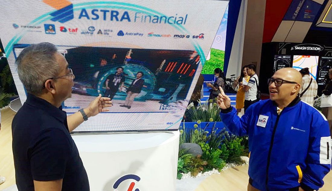 CEO SEVA, Handoko Liem (kiri) dan Head of Marketing SEVA, Amar Ibrahim di Main Booth Astra Financial Hall 7 dalam gelaran GIIAS 2023 di Indonesia Convention Exhibition (ICE) BSD City, Tangerang, Banten, Sabtu (19/8). Sebagai platform pencarian mobil baru dari berbagai brand Astra, SEVA hadir dengan fitur instant approval untuk menbantu mendapatkan kepastian persetujuan kredit mobil baru dalam waktu kurang dari 30 menit. - JPNN.com