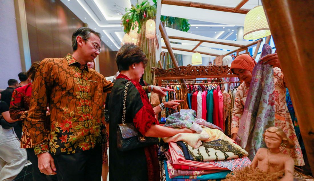 Pengunjung saat mengunjungi booth pada acara Festival UMKM di JIExpo Theatre, Jakarta, Minggu (20/8). Festival ini melibatkan 48 UMKM binaan BCA Bangga Lokal dan iForte, serta 3 desa binaan Bakti BCA. - JPNN.com