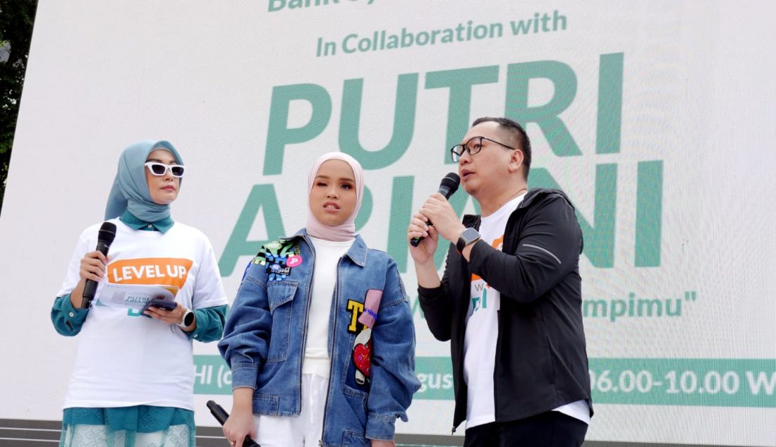 Putri Ariani (tengah) dan SVP Digital Banking BSI Riko Wardhana (kanan) saat mengisi acara di Car Free Day Bundaran HI Jakarta, Minggu (20/8). PT Bank Syariah Indonesia Tbk (BSI) berkolaborasi dengan Putri Ariani mengajak masyarakat untuk sehat secara spiritual, finansial, dan jasmani melalui acara “Level Up with BSI & Putri Ariani: Tunjukkan Nilaimu, Wujudkan Mimpimu”. - JPNN.com