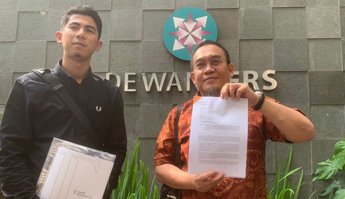 Kuasa hukum pengusaha yang berasal dari Kalimantan Selatan Andi Syamsuddin Arsyad alias Haji Isam, yakni Junaidi Tirtanata resmi melaporkan sebuah majalah nasional ke Dewan Pers, terkait opini soal pengangkatan pejabat KLHK, di Jakarta, Selasa (22/8). - JPNN.com