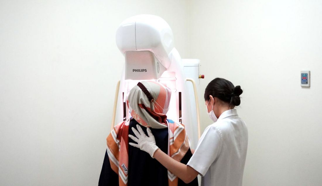 Pasien saat melakukan pemeriksaan payudara menggunakan alat mamografi di Siloam Hospitals Lippo Village, Karawaci, Tangerang, Rabu (23/8). PT Siloam International Hospitals Tbk. (SILO) menggelar Kampanye Semangat Lawan Kanker dari Maret hingga Desember 2023 di 14 RS Siloam di seluruh Indonesia. - JPNN.com